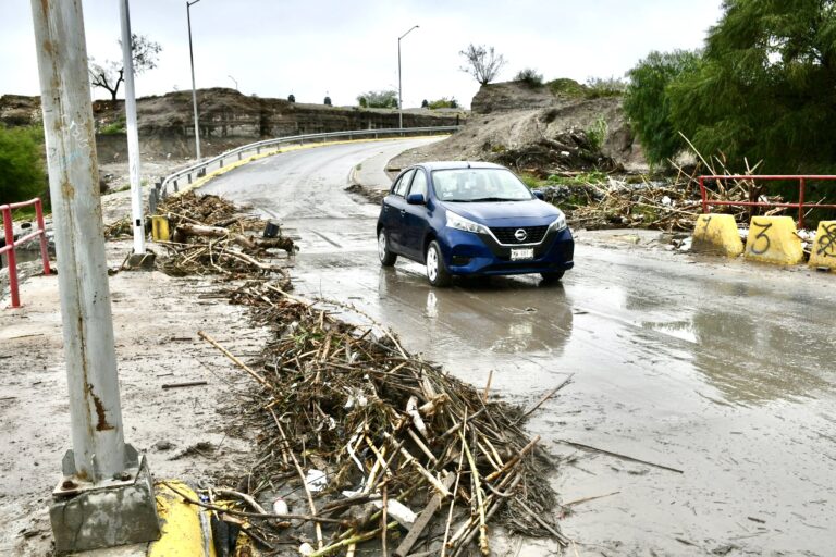 Apoyan en Ramos Arizpe con limpieza de puente vehicular en arroyo La Encantada tras fuertes lluvias 