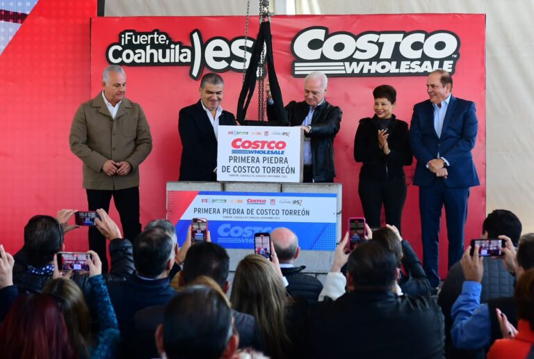 Coloca Miguel Riquelme primera piedra de Costco Torreón