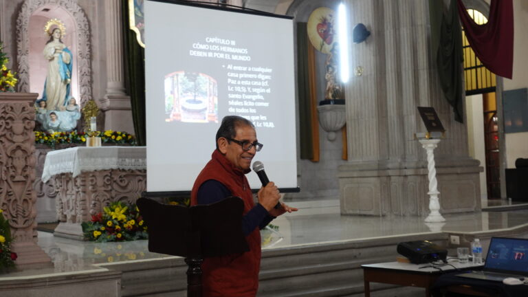 Con ponencia, expone historiador Carlos Recio influencia de los Franciscanos en Saltillo