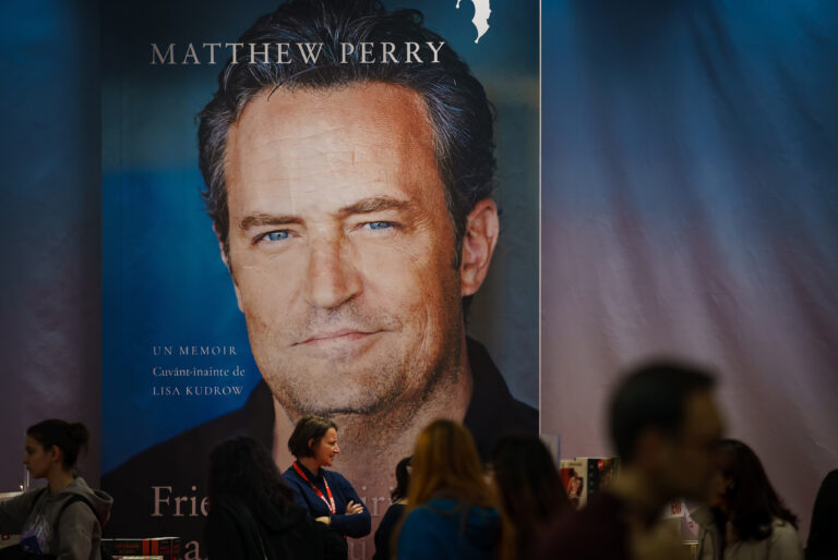 Crean Fundación Matthew Perry para tratamiento de adicciones