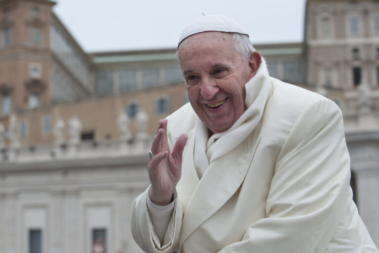 Trasladan al Papa Francisco al hospital al terminar su audiencia de los miércoles