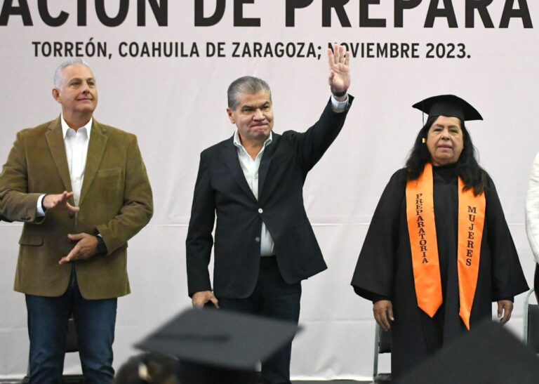 Encabeza Riquelme graduación de 419 mujeres de preparatoria, en Torreón