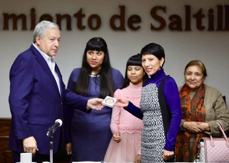 Entrega Chema Fraustro el Galardón Zapalinamé