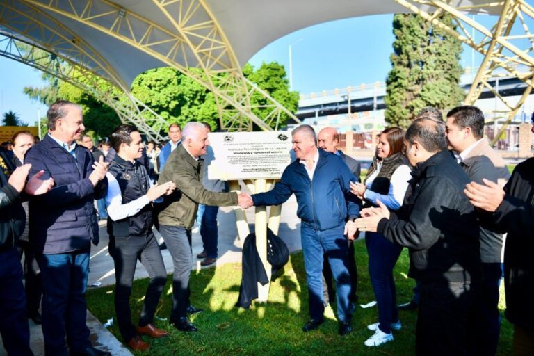 Entregan Miguel Riquelme y Román Cepeda velaria en el TEC de La Laguna