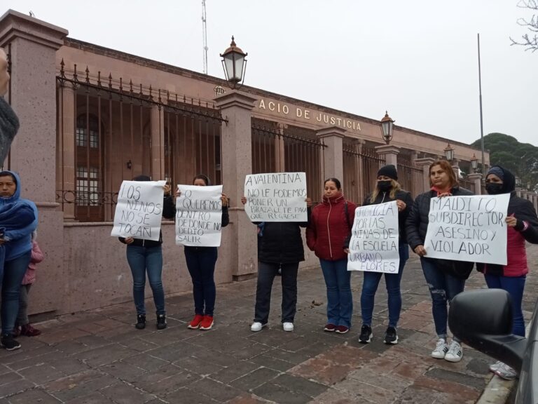 Exigen papás con manifestación celeridad en juicio contra profesor acusado de violación en escuela de Saltillo