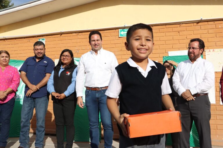 Inicia Javier Díaz la entrega zapatos y tenis en primarias de Saltillo