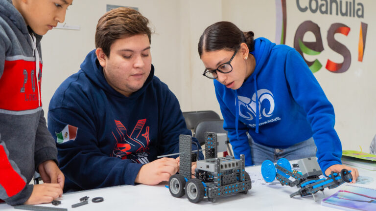 Llevan estudiantes del Tec de Monterrey clases de robótica para niños a centros comunitarios de Saltillo