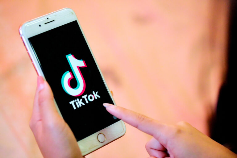 Prohíbe Nepal TikTok debido a efectos negativos en sociedad