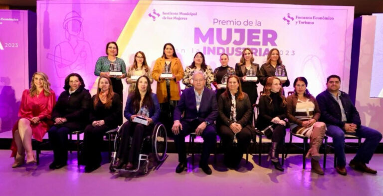 Reciben 8 tenaces saltillenses Premio a la Mujer en la Industria