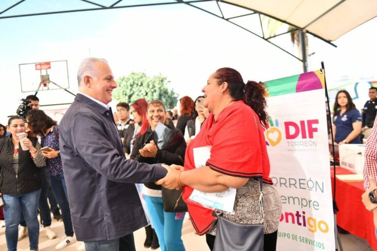 Román Cepeda entrega techumbre y lleva brigada de servicios a la colonia Villas Centenario en Torreón