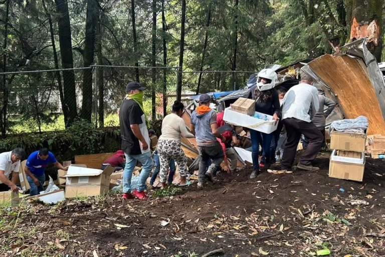 Se roban víveres para Acapulco tras volcadura de camioneta en Morelos