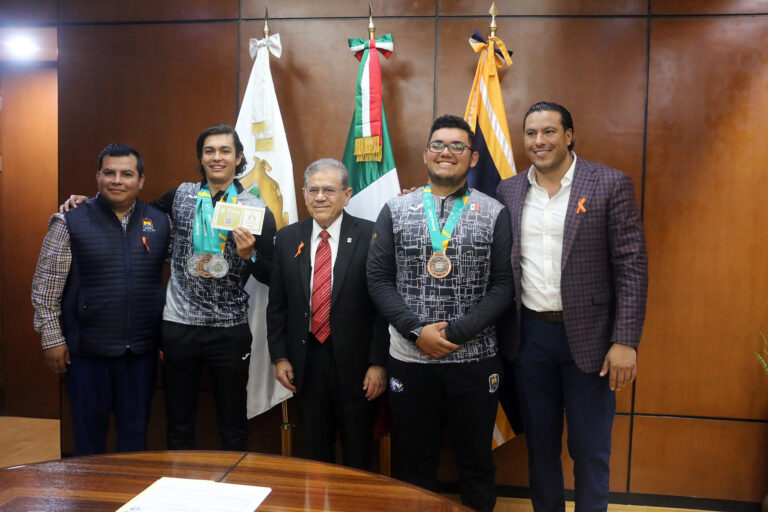 Seleccionados nacionales de Tiro con Arco Presentan al Rector de la UA de C sus logros de los Juegos Panamericanos 2023