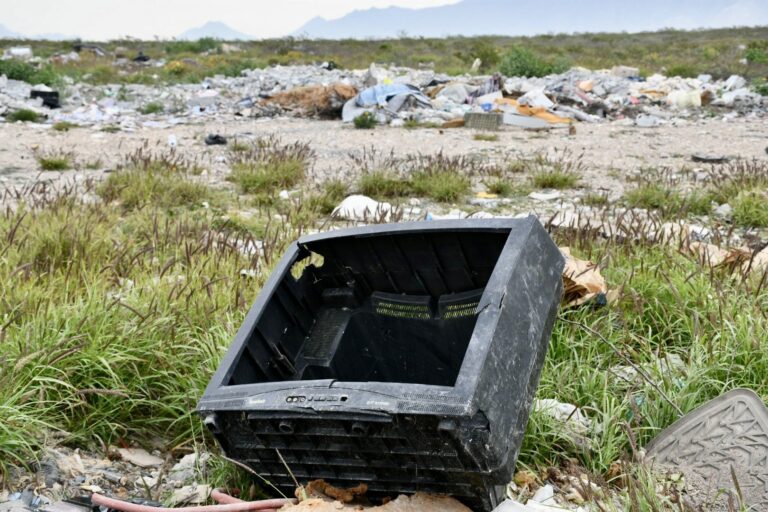 Acumulan en periferia de la colonia Lomas del Valle exceso de basura electrónica 