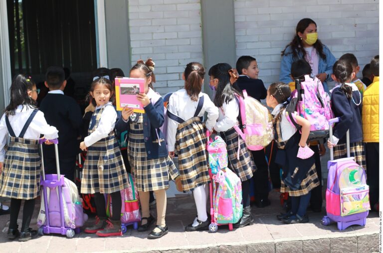 Acusan a Gobierno de fallarle a alumnos