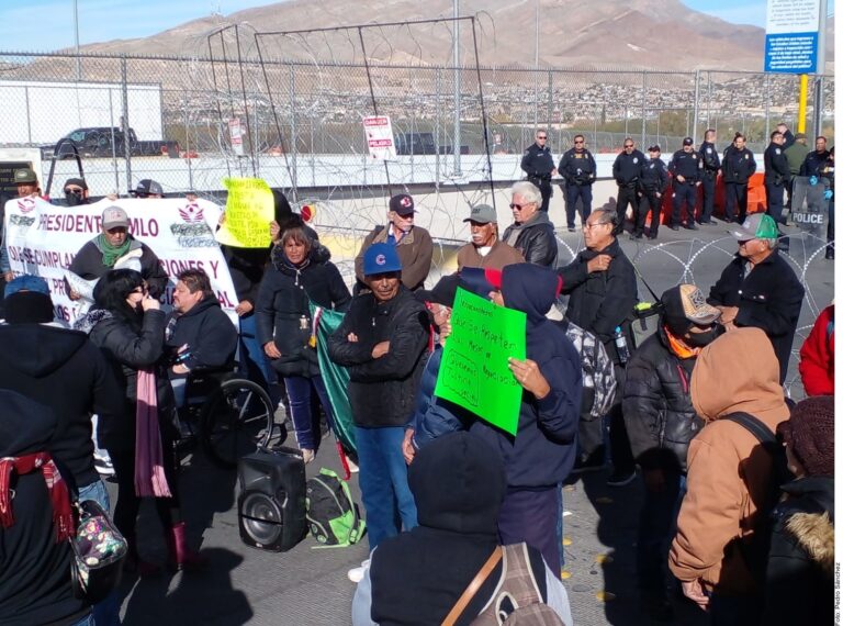 Bloquean ferrocarrileros puentes internacionales