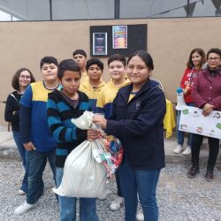 Colegio Cosmo de Ramos Arizpe apoya con entrega de mesabancos en secundaria del ejido Landeros 