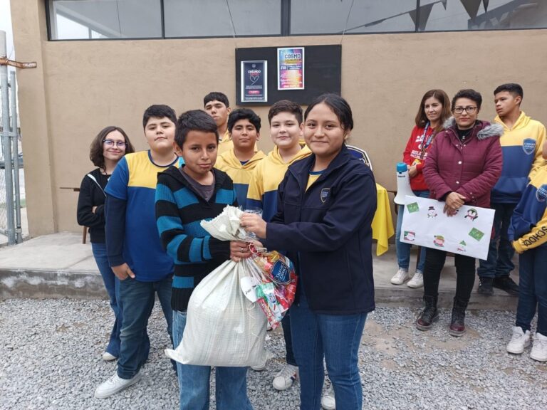 Colegio Cosmo de Ramos Arizpe apoya con entrega de mesabancos en secundaria del ejido Landeros 