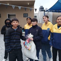 Colegio Cosmo de Ramos Arizpe apoya con entrega de mesabancos en secundaria del ejido Landeros 2