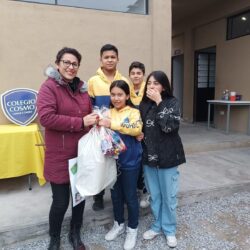 Colegio Cosmo de Ramos Arizpe apoya con entrega de mesabancos en secundaria del ejido Landeros 3