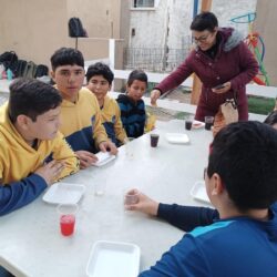 Colegio Cosmo de Ramos Arizpe apoya con entrega de mesabancos en secundaria del ejido Landeros 5