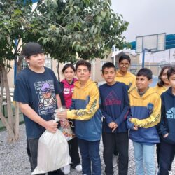 Colegio Cosmo de Ramos Arizpe apoya con entrega de mesabancos en secundaria del ejido Landeros 6