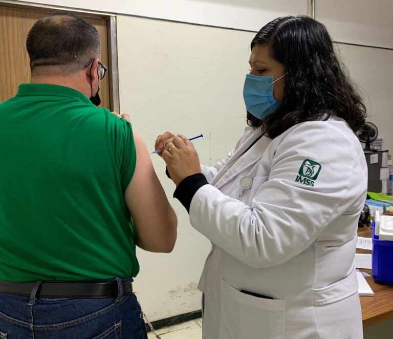 Continúa IMSS Coahuila vacunación contra Influenza a población con factores de riesgo