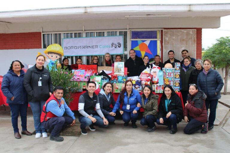 DIF Ramos Arizpe y empresas llevan la alegría de la navidad a niños del campo