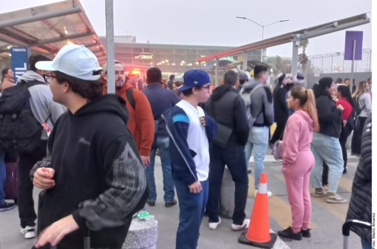 Deja a pasajeros varados incendio en el Aeropuerto