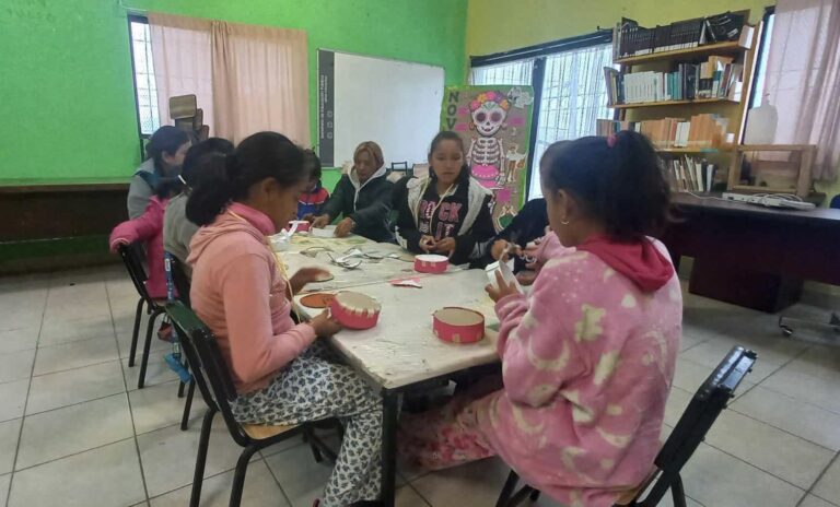 En bibliotecas de Ramos Arizpe niñez comienza la confección de piñatas navideñas 