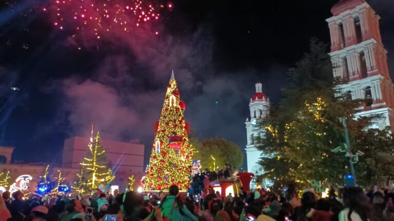 Enciende Manolo la Navidad en Saltillo