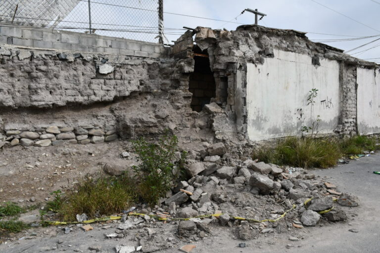 Humedad causa derrumbe de vivienda abandonada en barrio El Baratillo; autoridades apoyarán en retiro de escombro