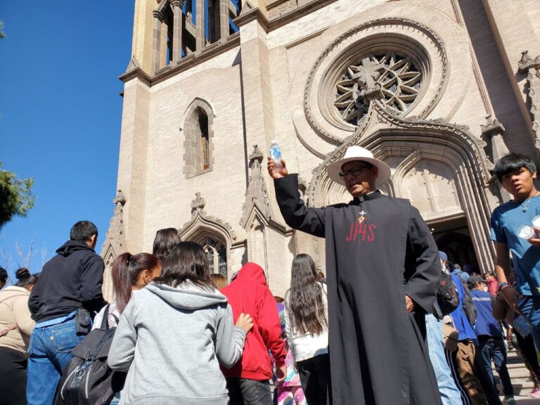 Peregrinan alrededor de ocho mil trabajadores al Santuario de Guadalupe en Saltillo 