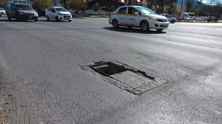 Piden a TELMEX reparar peligroso registro destapado en el Periférico LEA