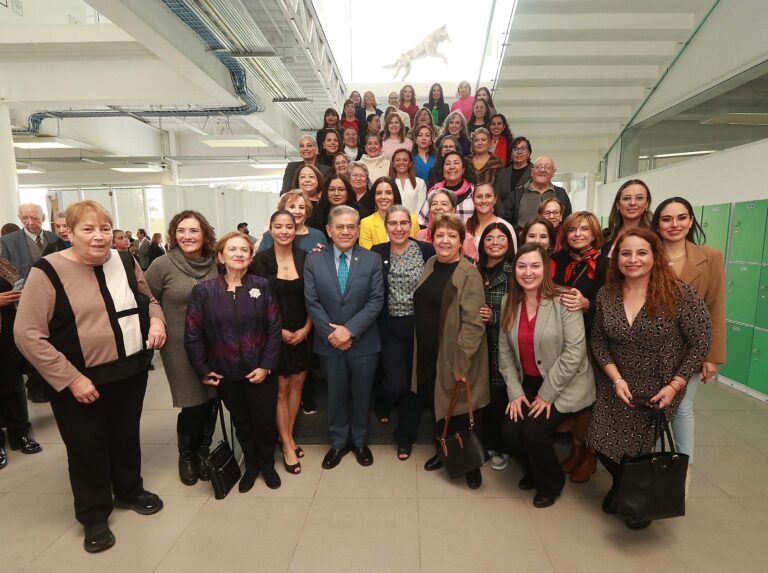 Presentan en la UAdeC el libro “Mujeres Universitarias Escriben sobre Universitarias”