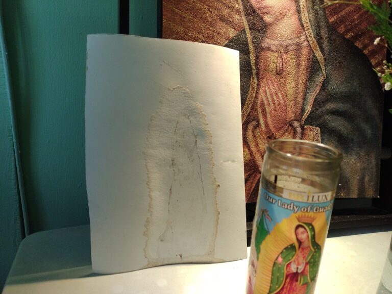 Se ‘aparece’ la Virgen de Guadalupe en hoja de papel en una tienda de Saltillo