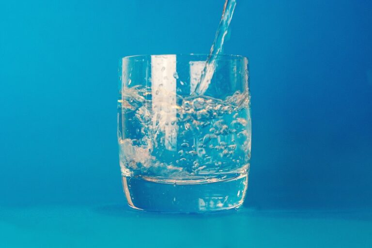 Salud en cada gota: beneficios de beber agua alcalina