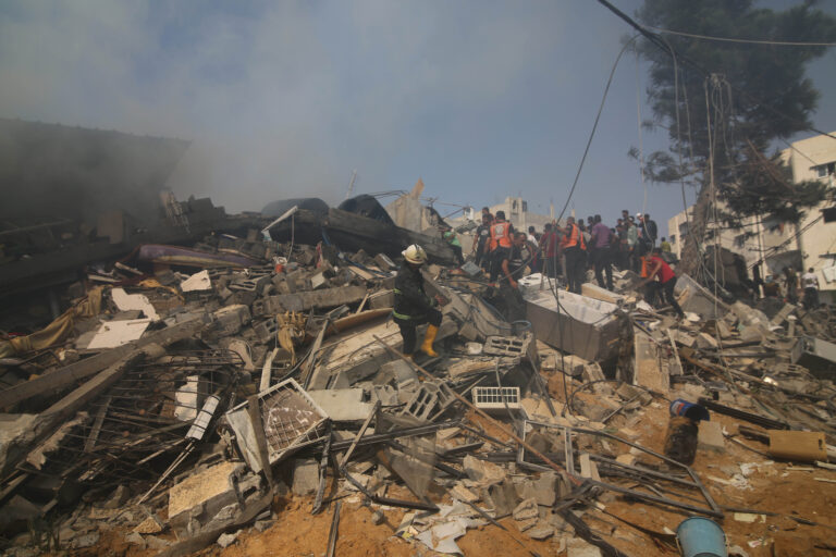 Ataques aéreos israelíes dejan al menos 65 muertos tras expiración de tregua