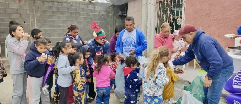 Celebran con familias del ejido Landeros de Ramos Arizpe la Navidad