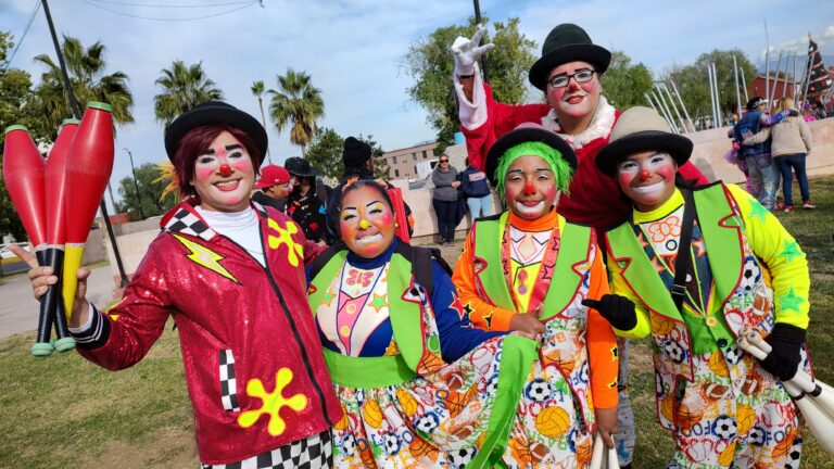 Con caravana, celebran payasos saltillenses el arte de hacer reír 