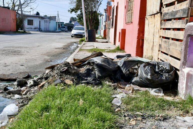 Convierten calles de Analco II en basureros clandestinos; ayuntamiento apoyará en limpieza