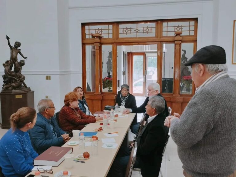 Cronistas e investigadores se reúnen en el Archivo Municipal de Torreón