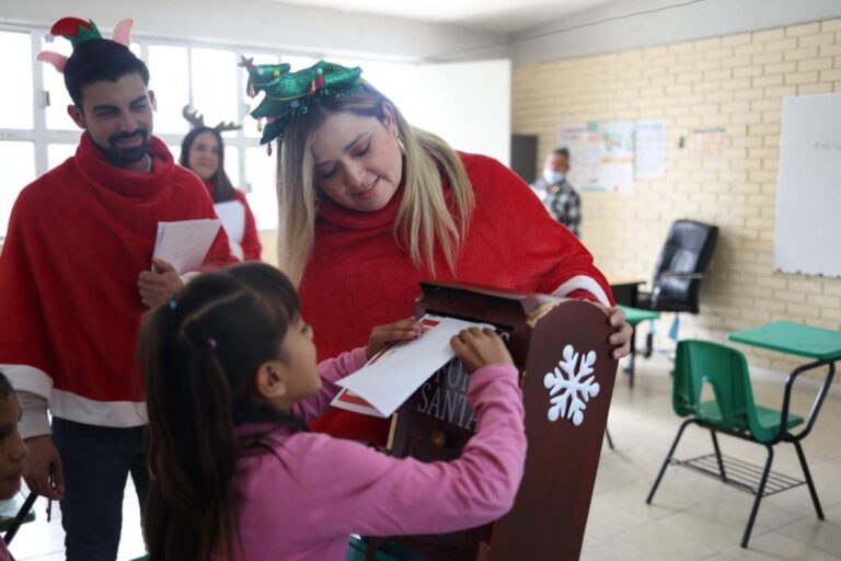 Encabeza Ana Lucía Cavazos campaña para cumplir deseos de navidad de niños del campo