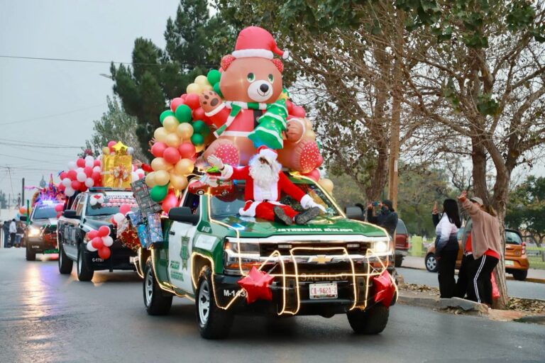 Familias de Saltillo disfrutan el Desfile Navideño de la Comisaría de Seguridad