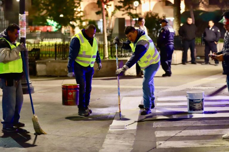 Pinta Comisaría de Seguridad líneas peatonales en Centro Histórico de Saltillo