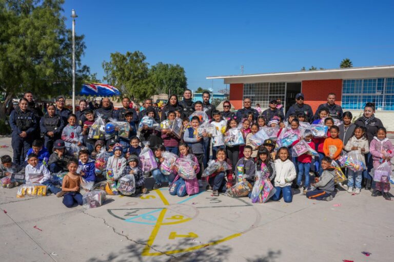 Policías Municipales de Ramos Arizpe ofrecen posada a niños del ejido Hipólito