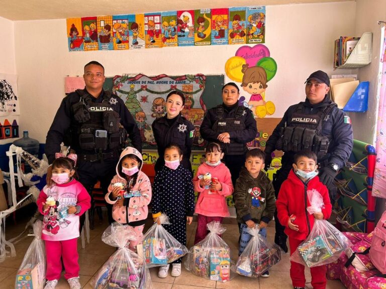 Policías Municipales de Ramos Arizpe realizan posadas a niños de 8 ejidos