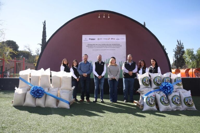 Recibe Ana Lucía Cavazos donativo alimentario por parte de Martinrea Estampados