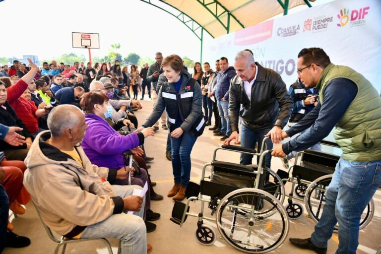 Román Alberto Cepeda González entrega techumbre y lleva brigada de servicios al fraccionamiento La Noria