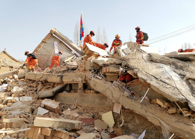 Sube a 148 el número de muertos por terremoto en noroeste de China