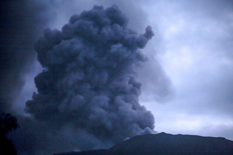 Sube a 13 cifra de muertes por erupción de volcán en Sumatra, Indonesia